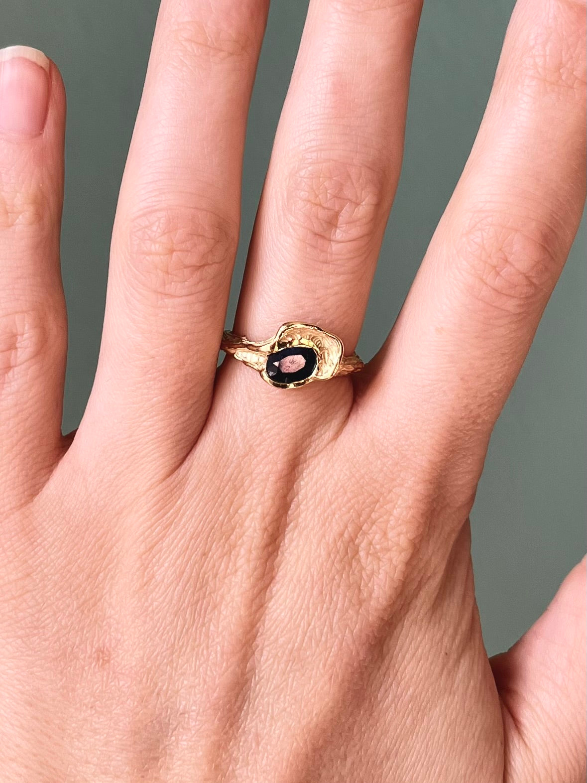 DARK BLUE OVAL SAPPHIRE