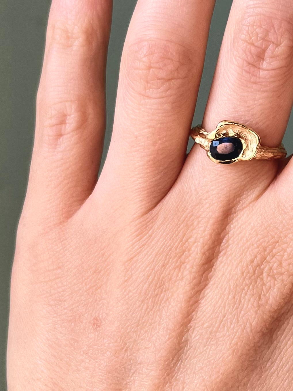 DARK BLUE OVAL SAPPHIRE