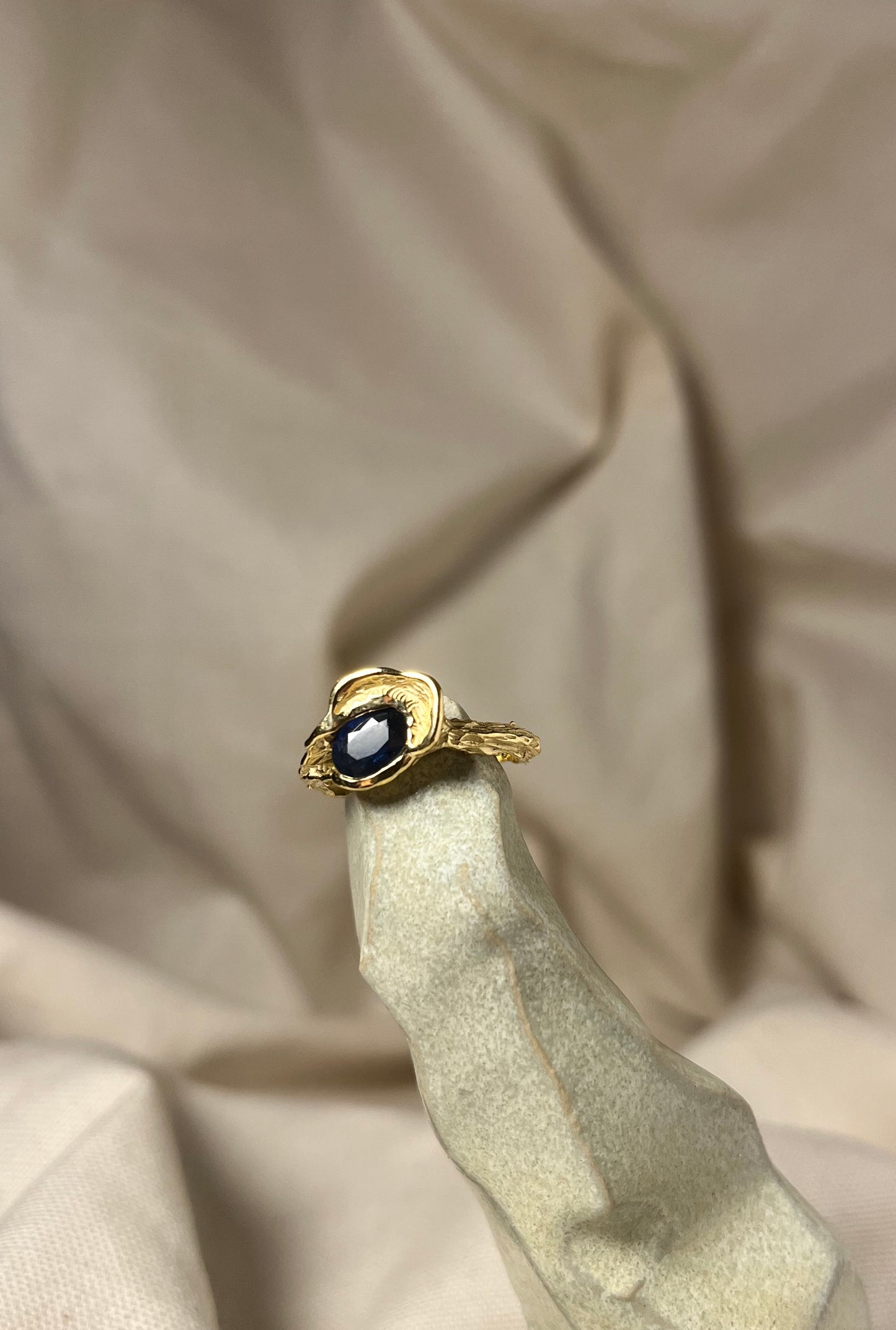 DARK BLUE OVAL SAPPHIRE