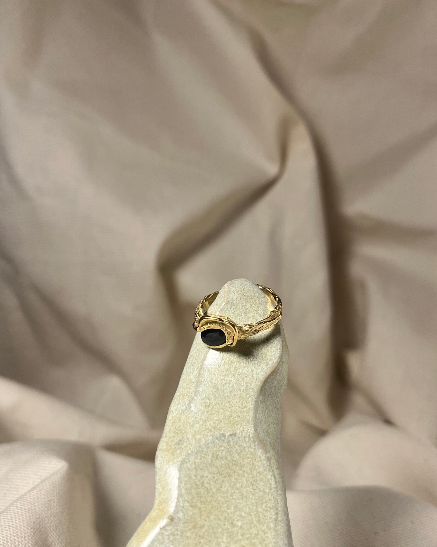 DARK BLUE OVAL SAPPHIRE